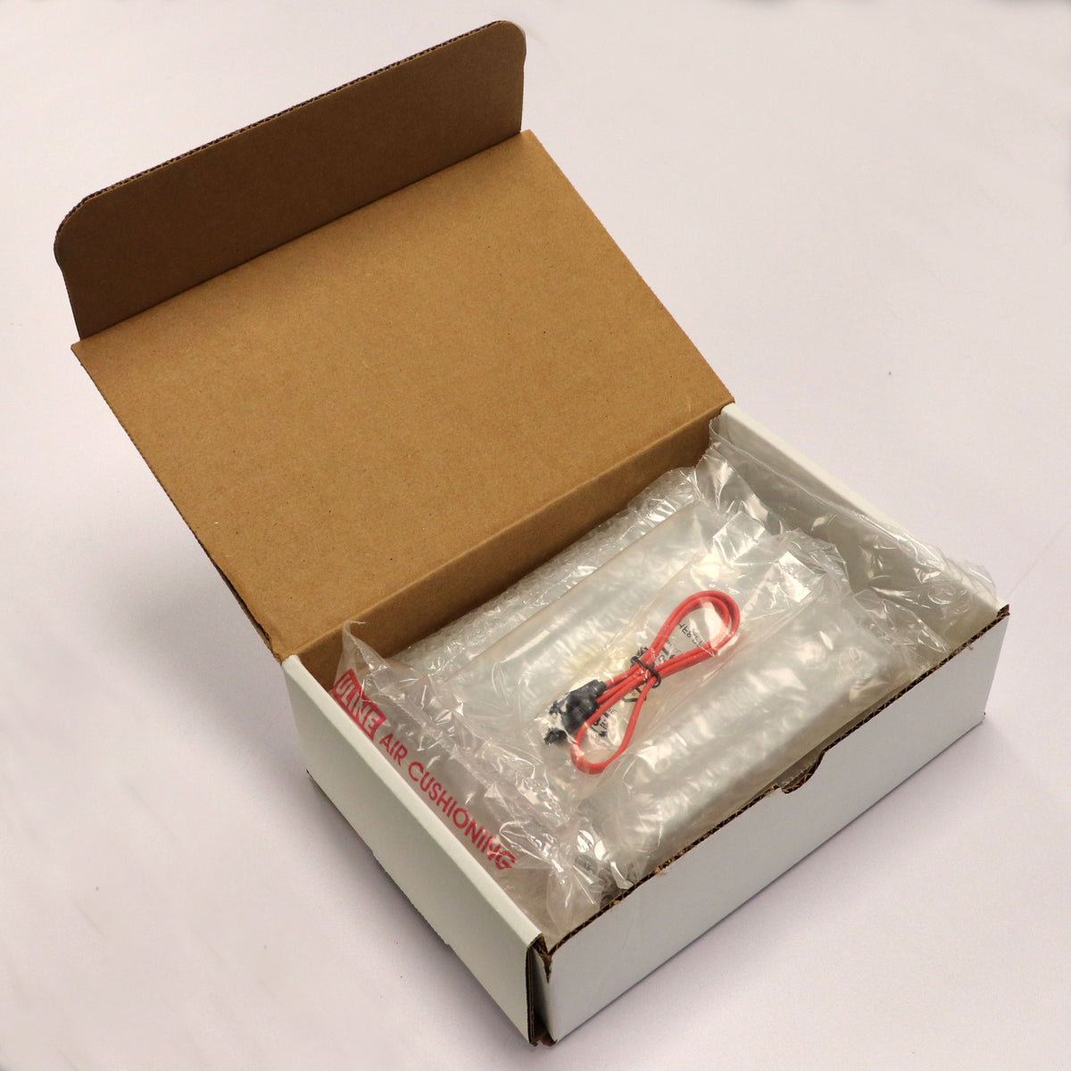 Optisches Blu-ray-Laufwerk von Kanguru im Karton mit SATA-Kabel im Paket