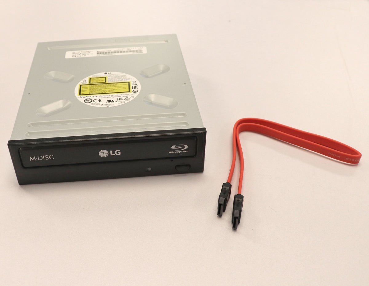 LG M-DISC-Laufwerk mit rotem SATA-Kabel auf weißem Hintergrund